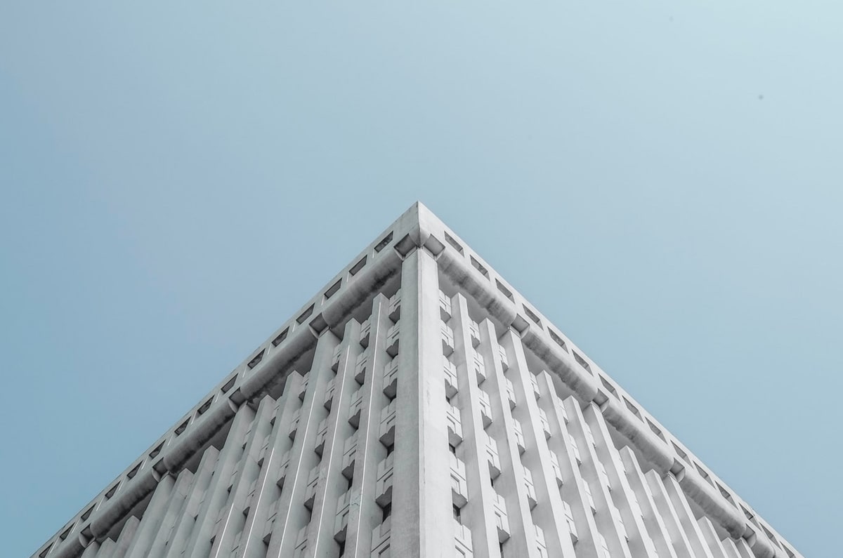 bsports-很沮丧！东契奇左腿筋不适回更衣室时 怒踢场边广告牌