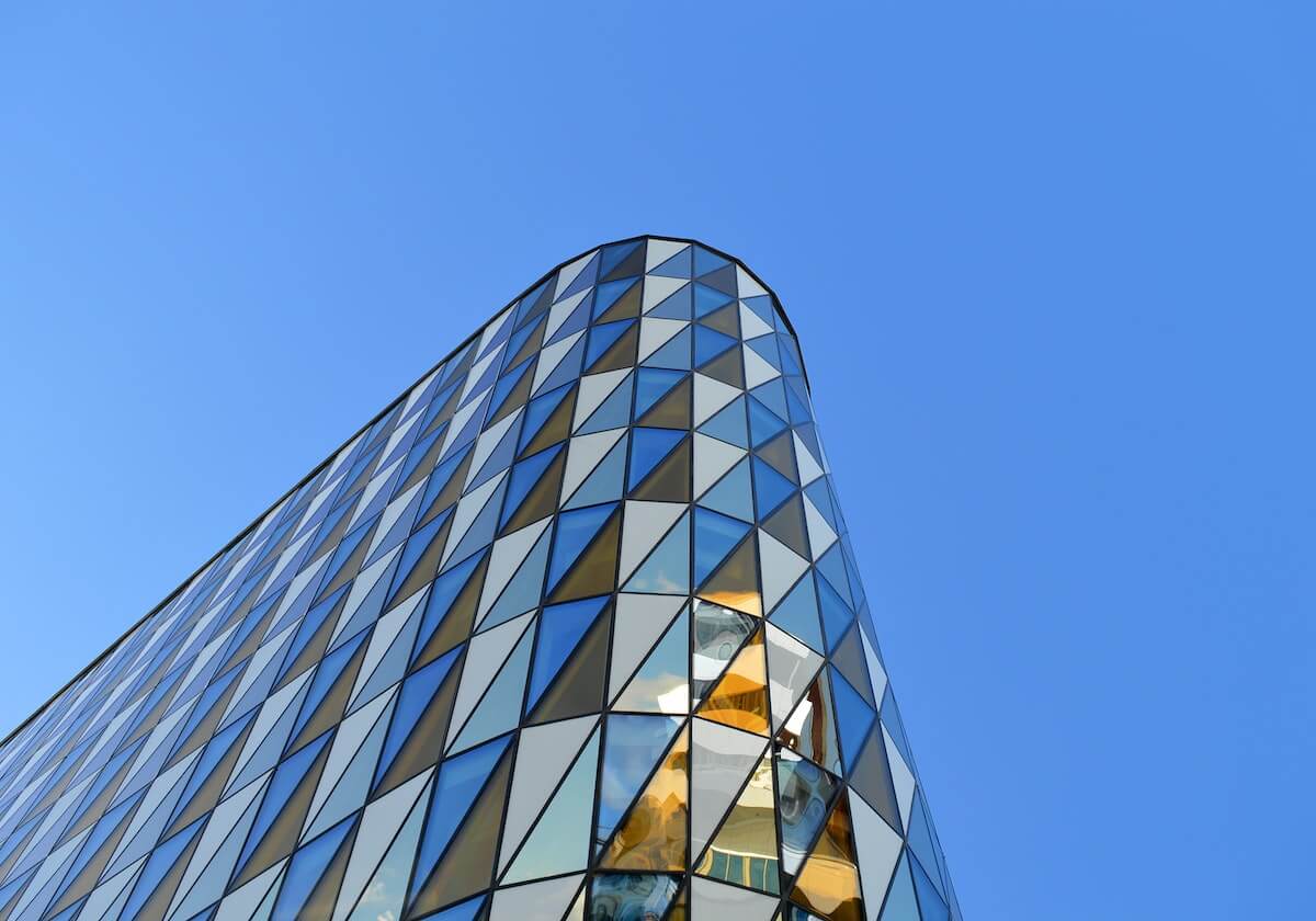 bsports-很沮丧！东契奇左腿筋不适回更衣室时 怒踢场边广告牌