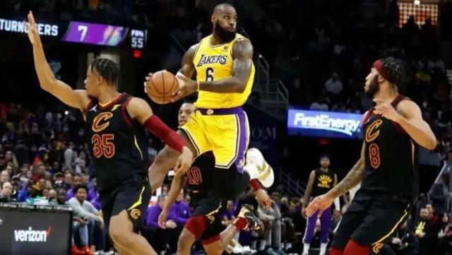 b体育-詹姆斯正式有资格和湖人续约 但工程进展十分缓慢